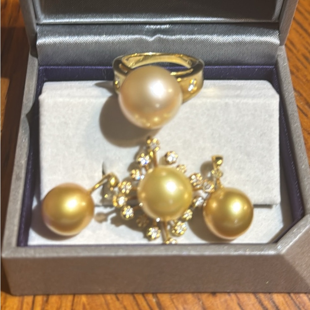 18k south sea pearl ring,earrings and pendant set with diamonds.real gold .